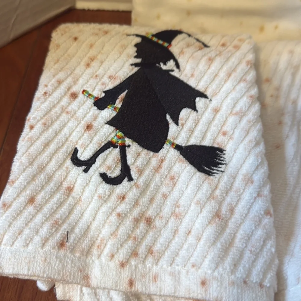 Halloween ghost pumpkin witch kitchen towels and oven mitts Linens & Things new